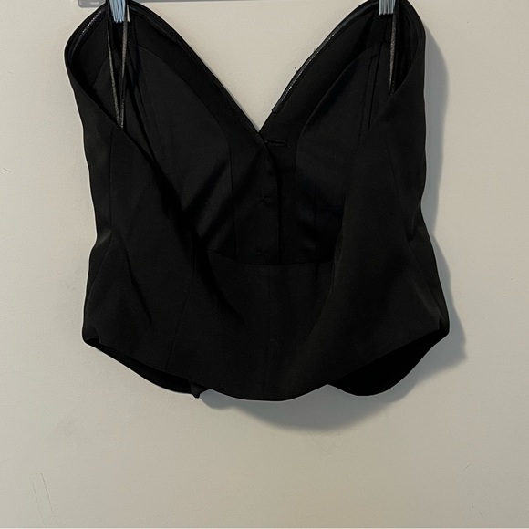 Sweetheart neckline button up crop top. - Picture 3 of 4